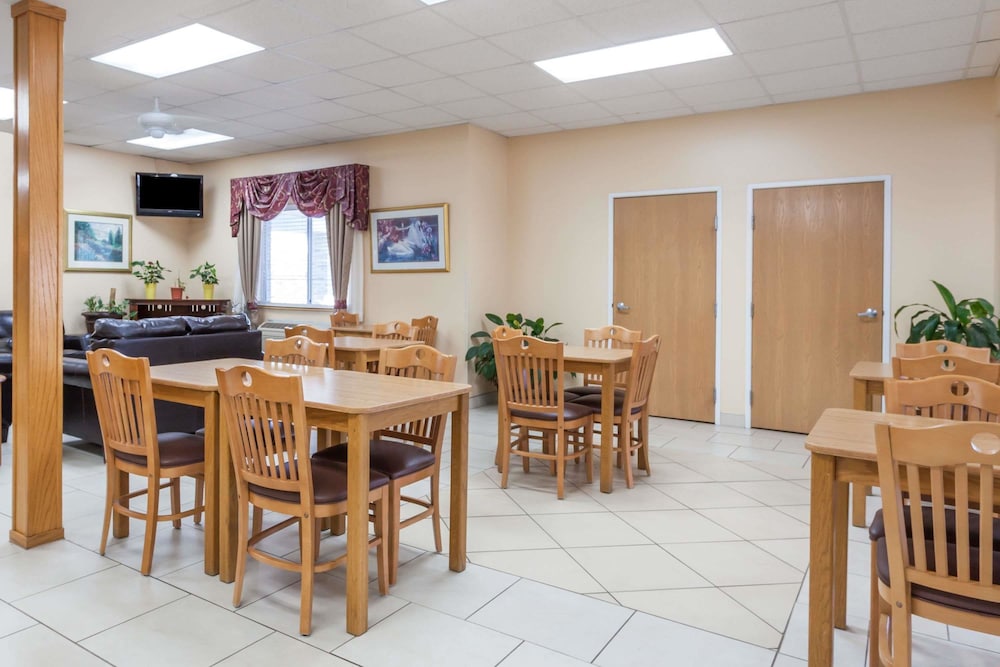 Days Inn by Wyndham Imlay City 27/48