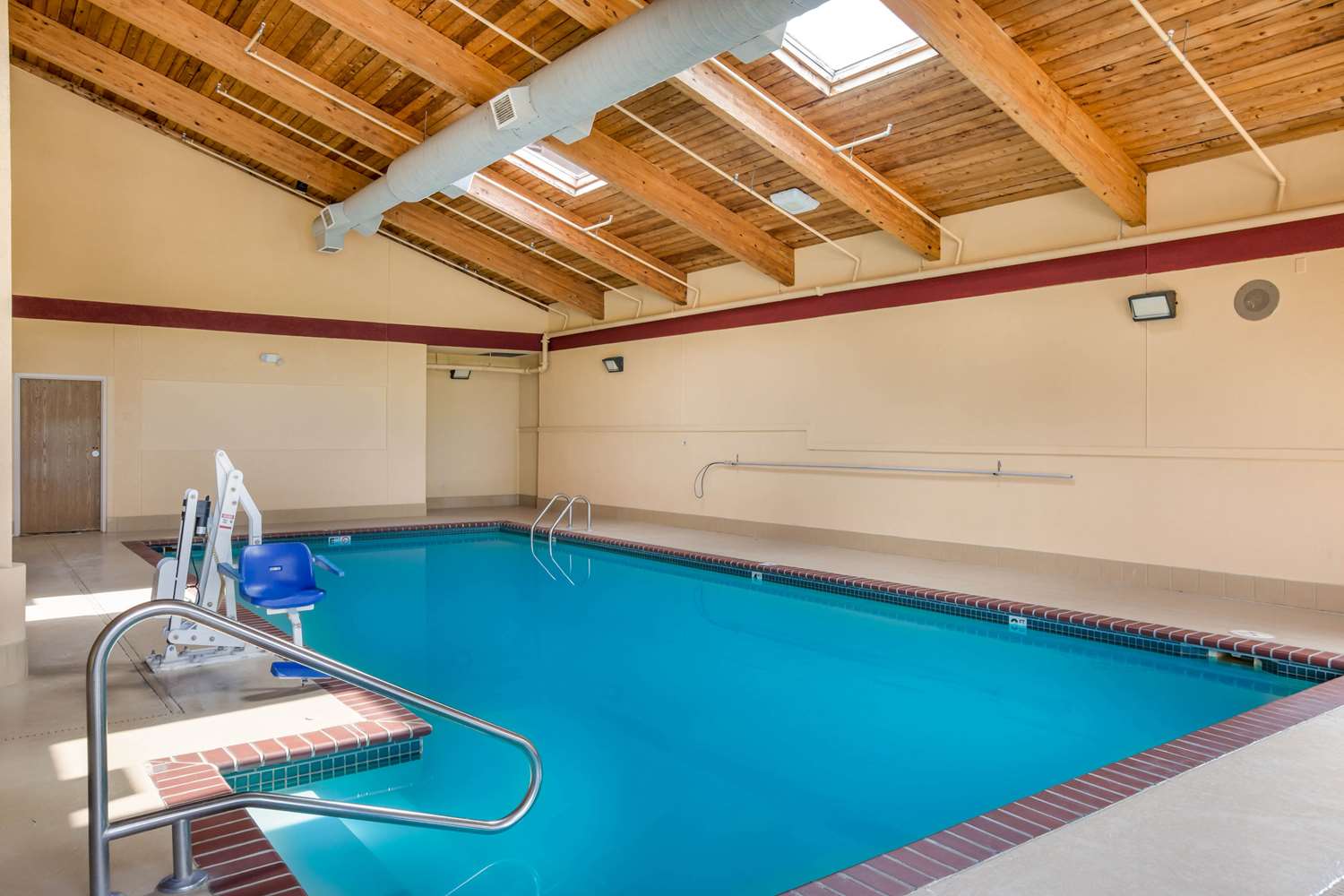 Quality Inn & Suites Lawrence - University Area 25/39