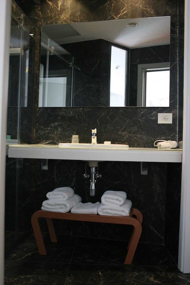 DELUXE, DOUBLE BED, SIDE SEA VIEW