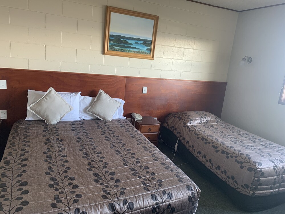 MANAPOURI LAKEVIEW MOTOR INN 18/69