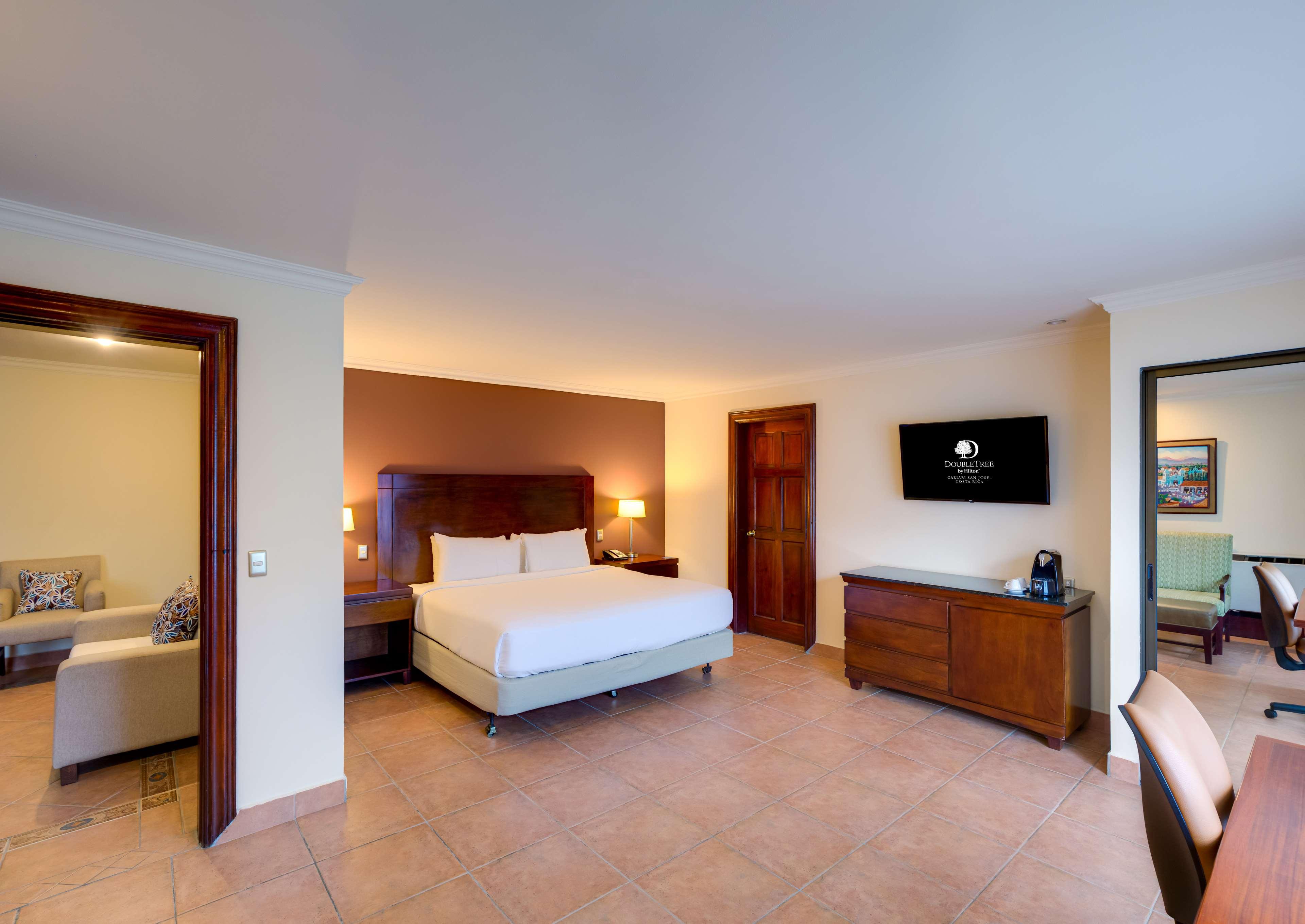 JUNIOR SUITE, KING BED, LOUNGE ACCESS