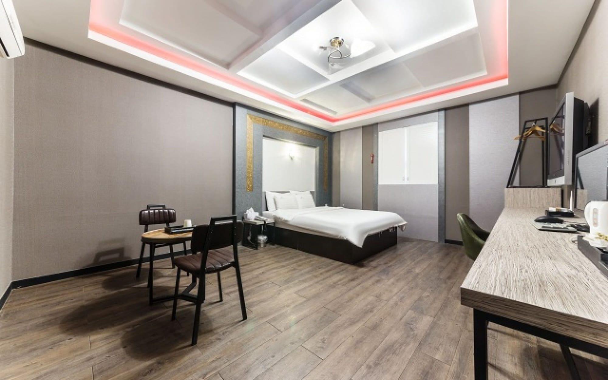No 1 Hotel 13/44