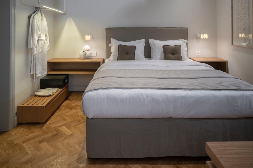 DELUXE, DOUBLE BED
