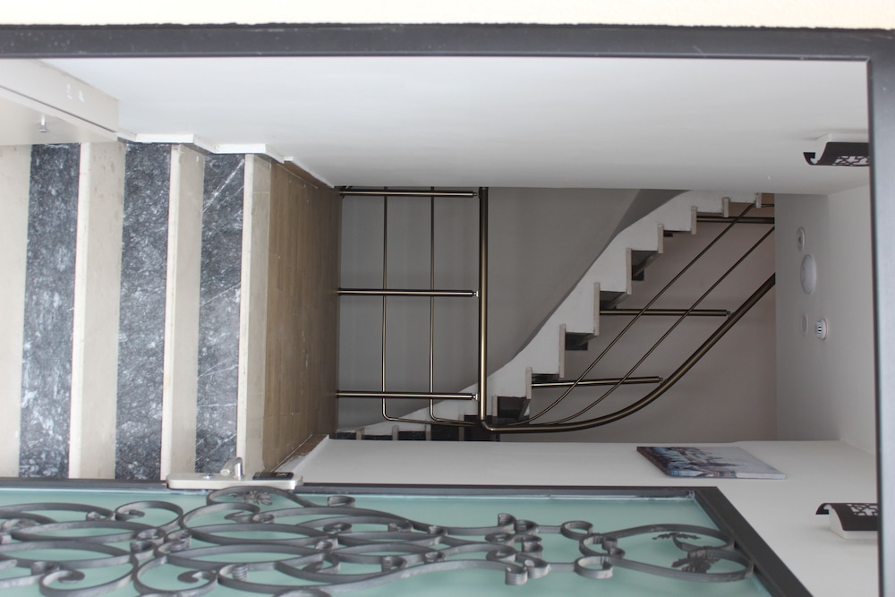 Lola Hotel 33/44