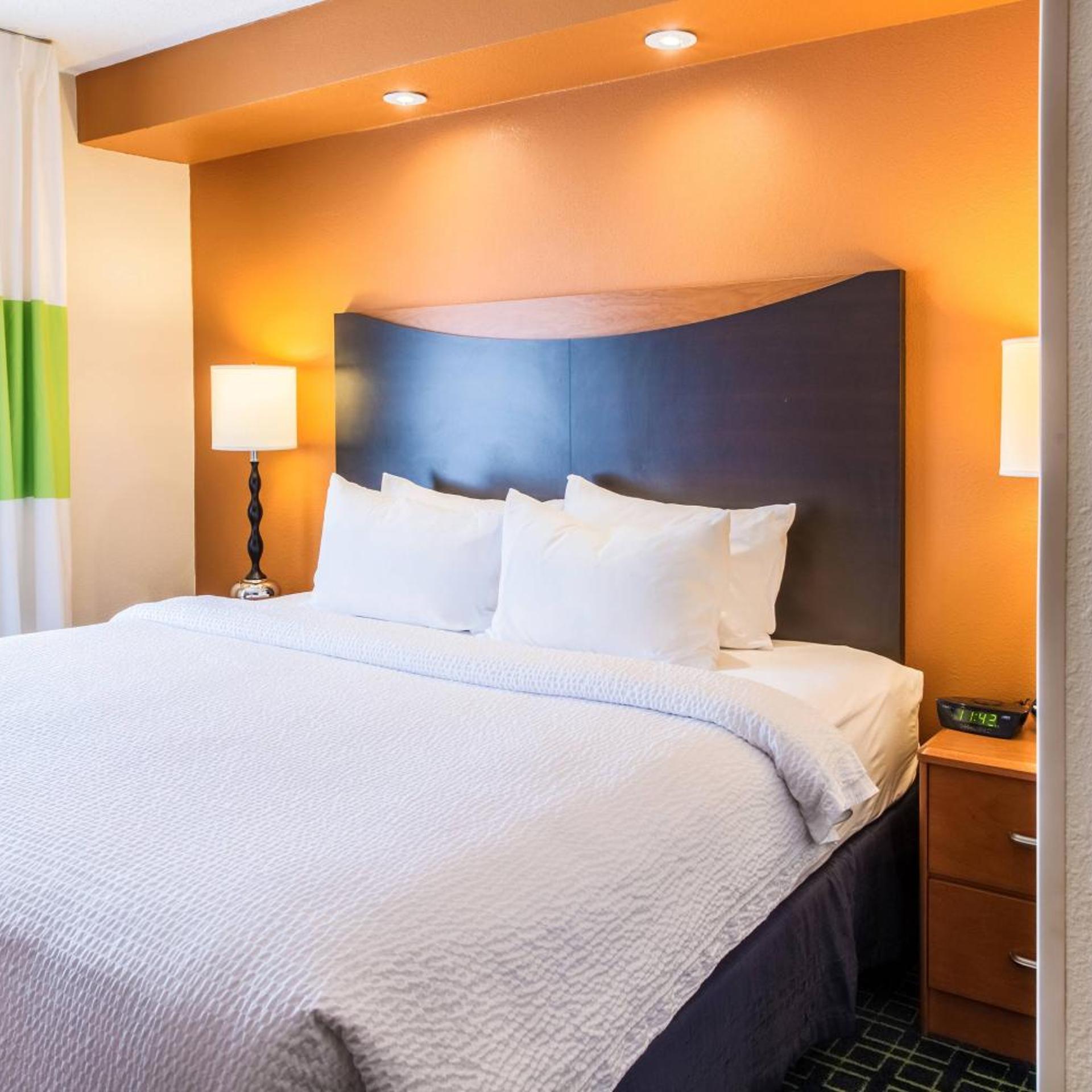 غرفة ديلوكس بسرير كينج مع أريكة، Fairfield Inn and Suites Billings 3/4