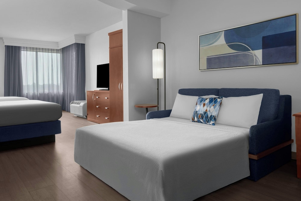 غرفة بسرير كينج بشرفة مع أريكة