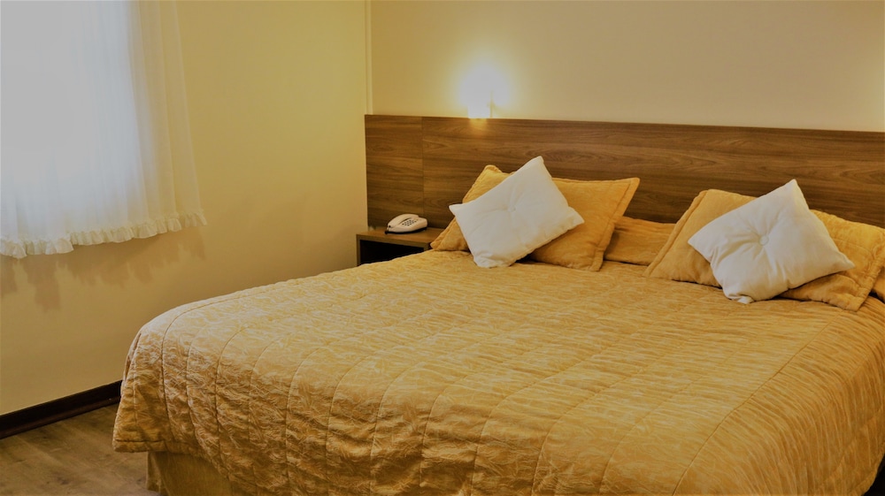 ROOM, QUINTUPLE