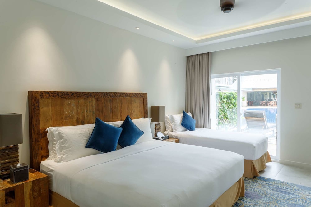 Marina, Twin Beds, Pool Side