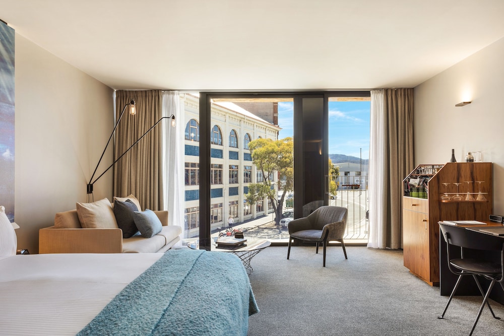 MACQ 01 HOTEL 46/69
