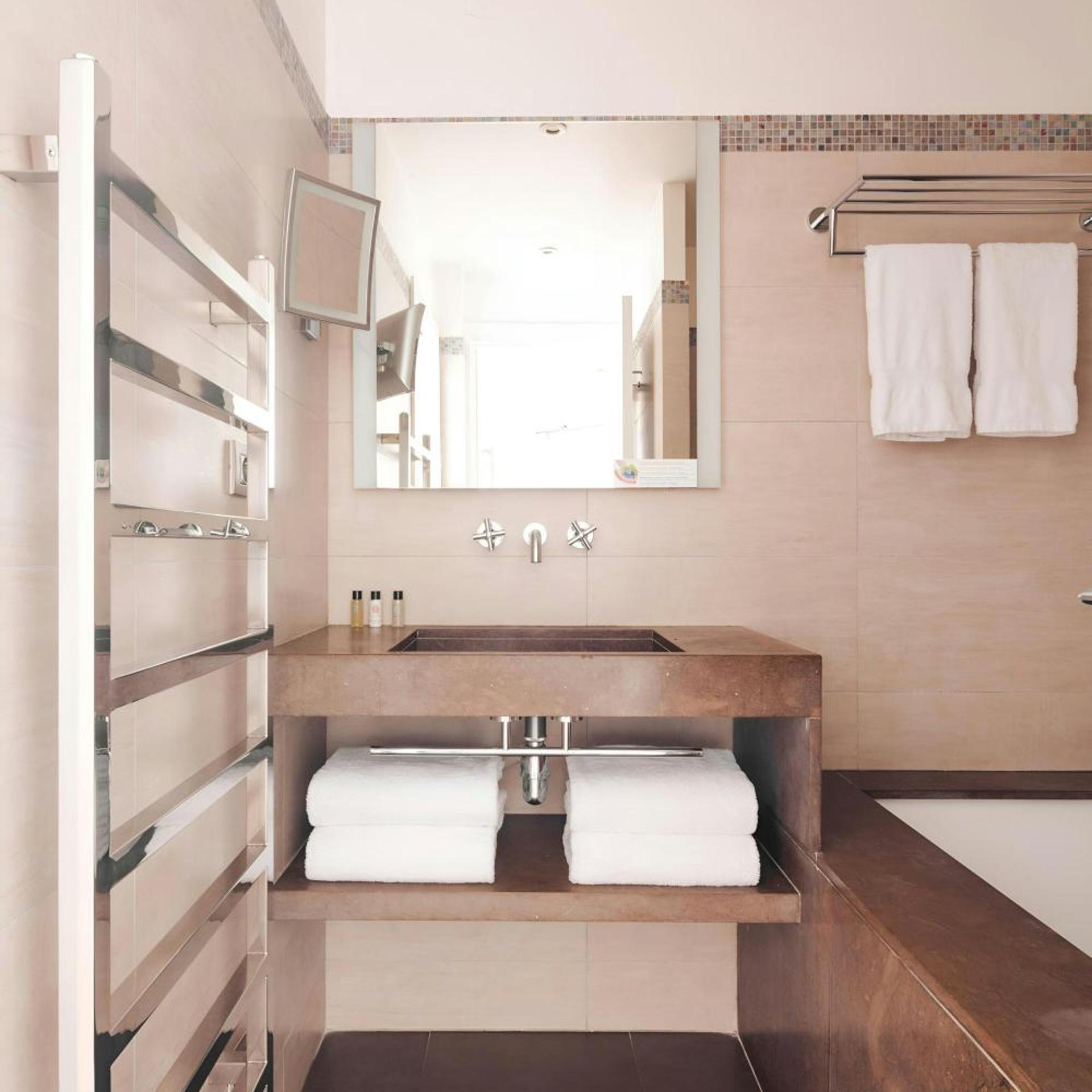 جناح بسرير كينج بشرفة بمطبخ صغير، L Edmond Hotel Parc Monceau 6/6