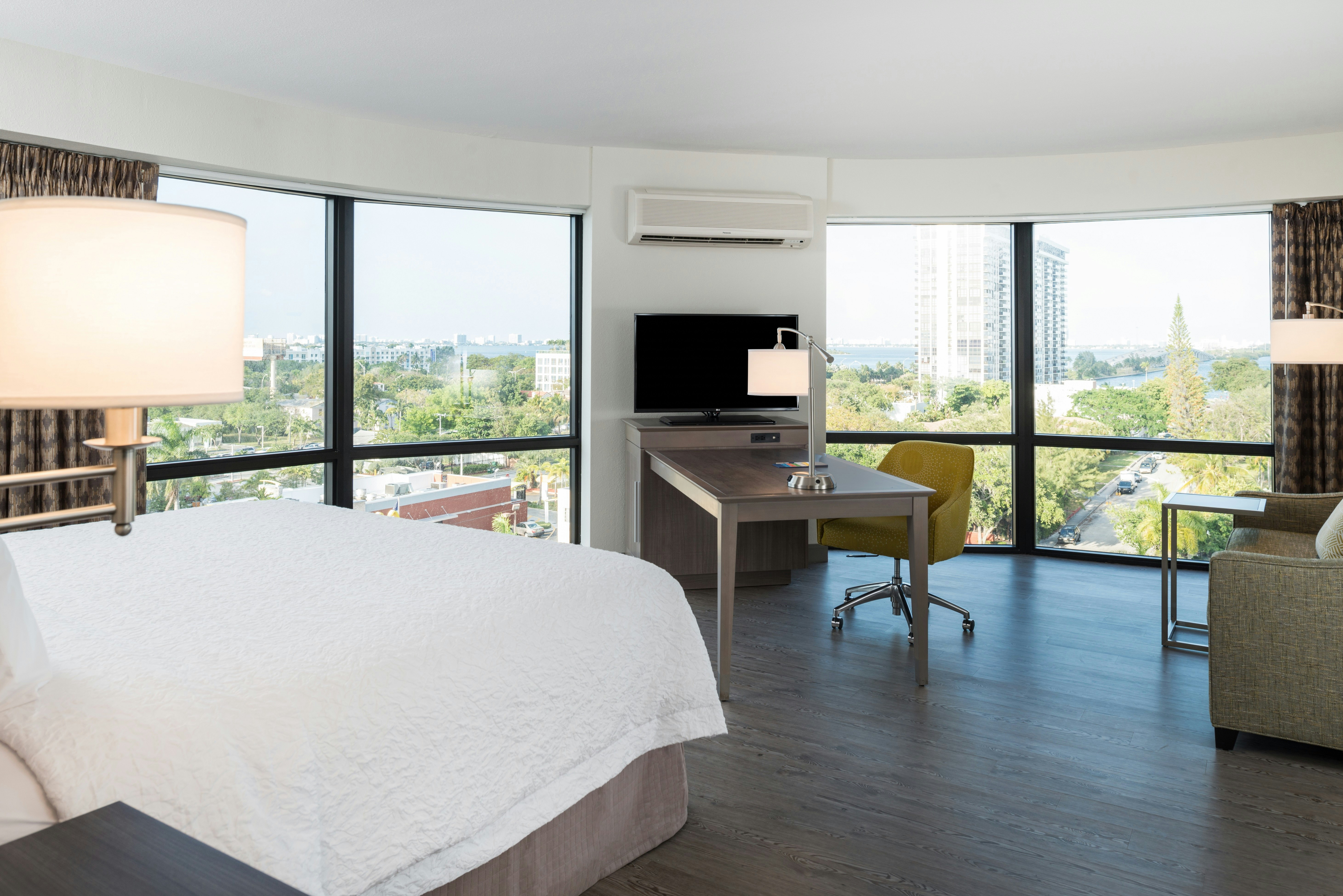 STUDIO, KING BED