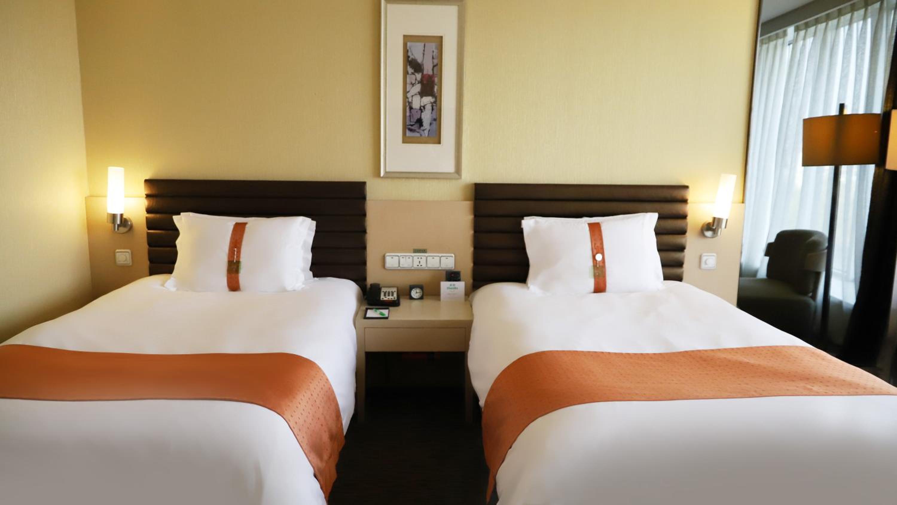 Holiday Inn Qingdao Parkview 16/49