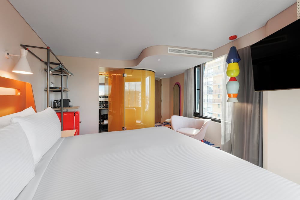 Adge, King Bed