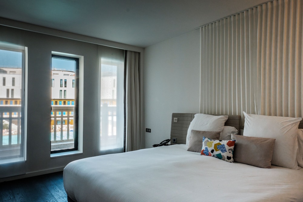 Pool, Suite, King Bed, Pool View
