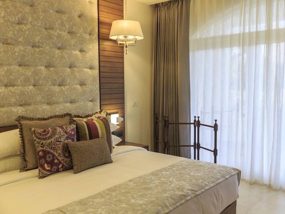 Acron Waterfront Resort 36/80