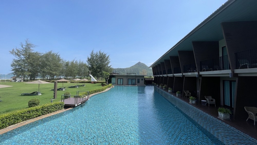 La Isla Pranburi Beach Resort 45/50
