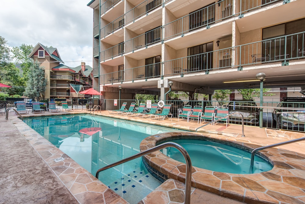 Oak Square Condominiums 4/50