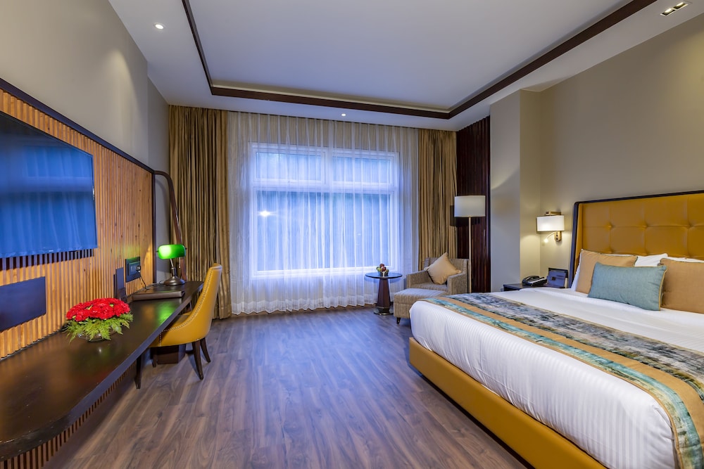 Deluxe, King Bed, Pine View, Mountain View