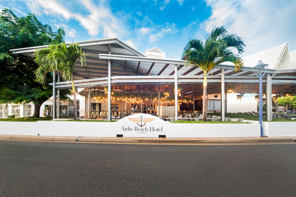 AIRLIE BEACH HOTEL 10/70