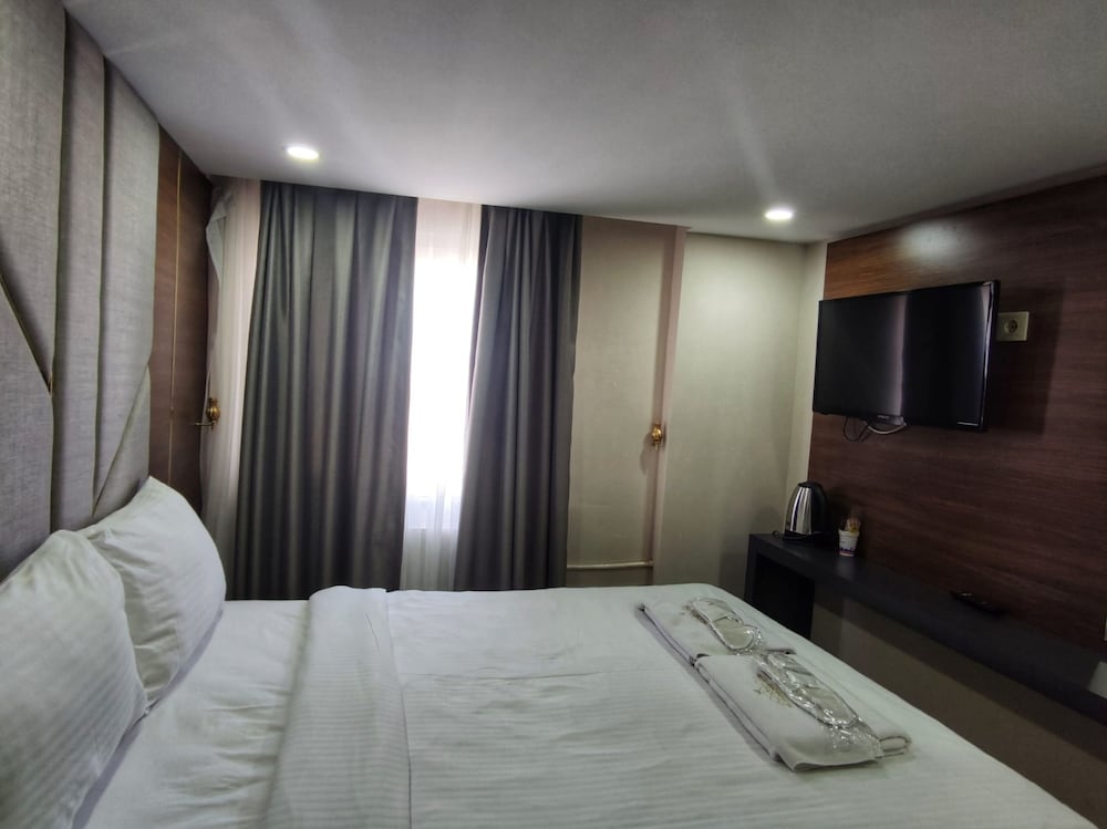 The Golden Pera's Hotel 16/50