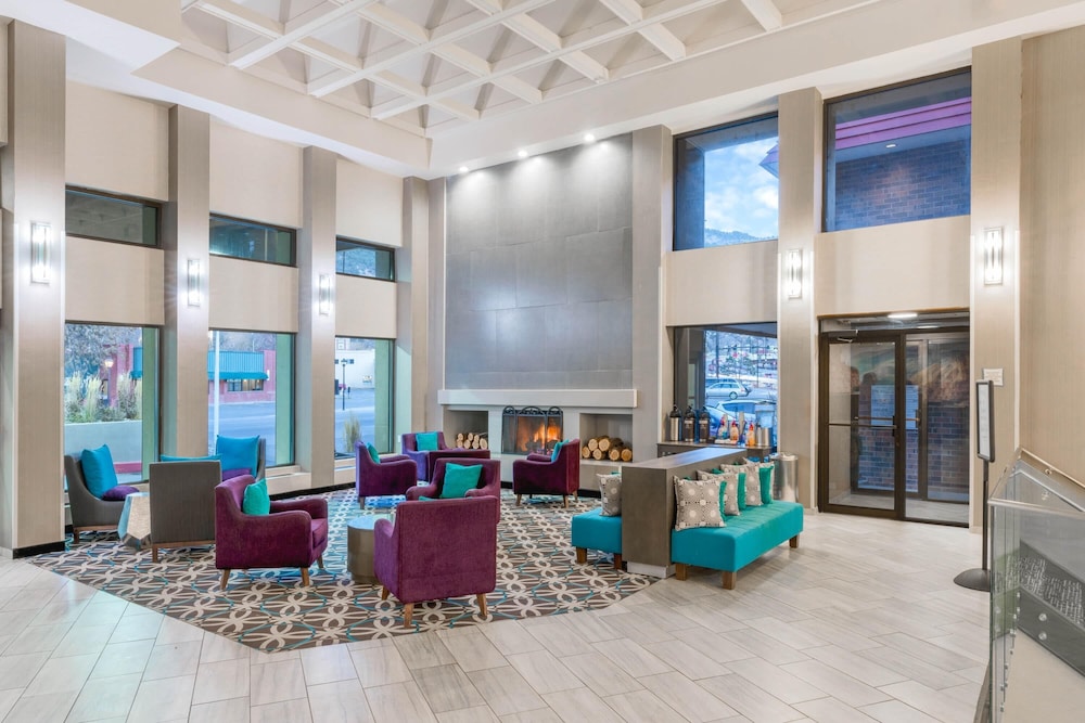 La Quinta Inn & Suites by Wyndham Glenwood Springs 34/56