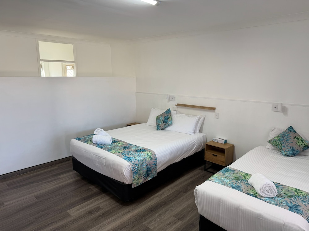 RIVIERA MOTEL BUNDABERG 8/44