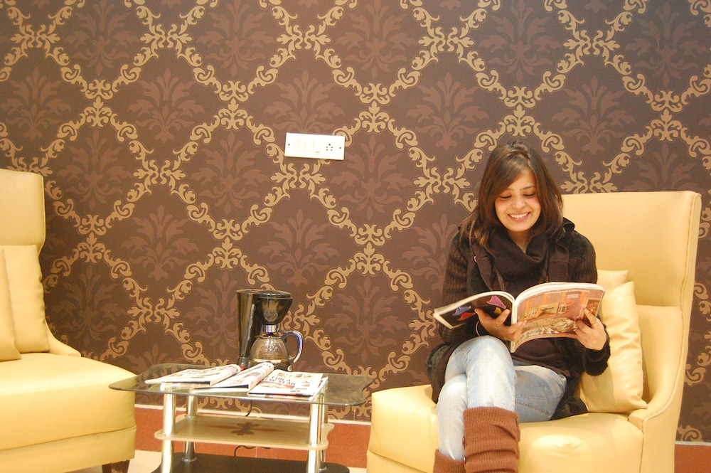 Hotel Delhi Aerocity 12/75