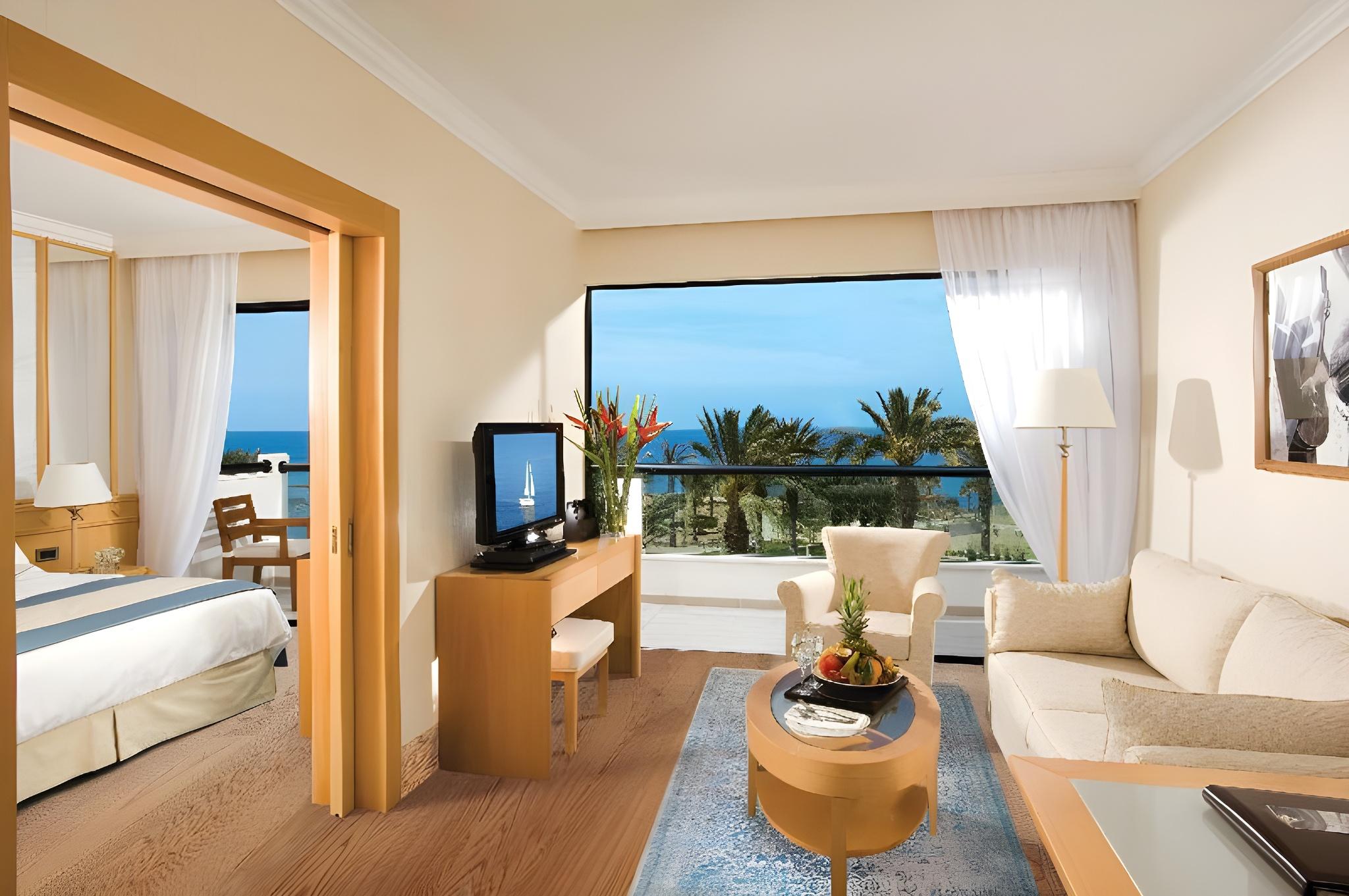 1 Bedroom, Suite, Double Bed, Land View, Sofa