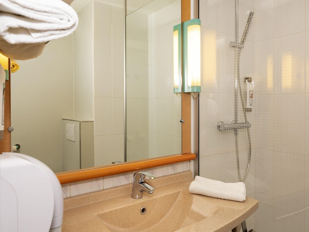 Standard, 1 Double and 1 Single Bed, Ibis Saint Die Des Vosges 5/5