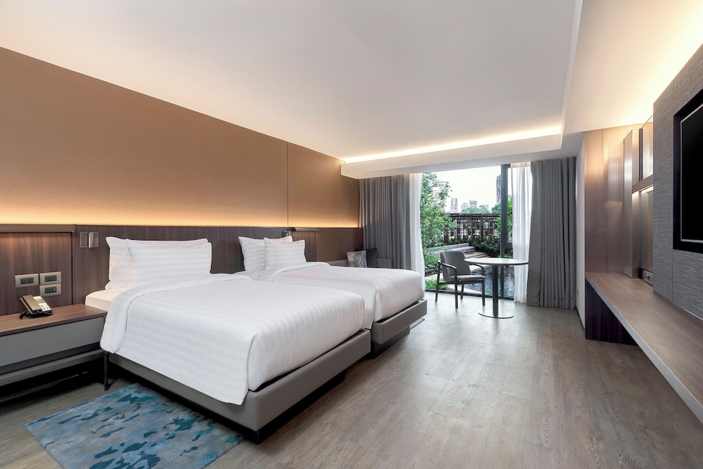 PREMIER, TWIN BEDS, POOL VIEW