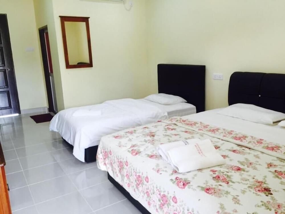 Penarak Bamboo Beach Motel 12/43