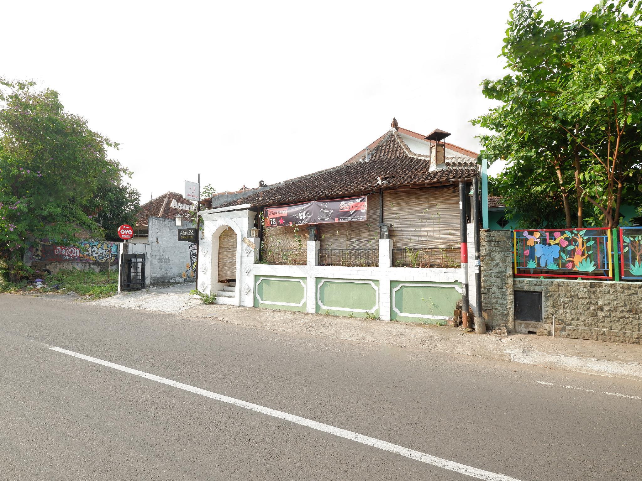OYO 4016 Tan Jokteng Guest House 47/51