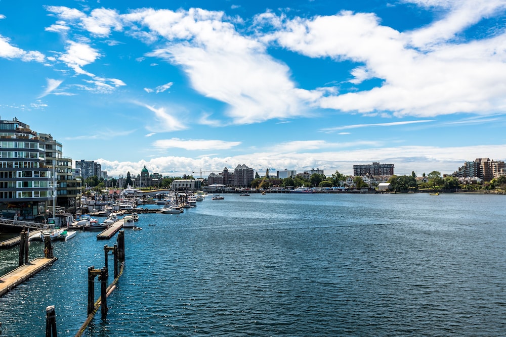 Victoria Regent Waterfront Hotel & Suites 80/86