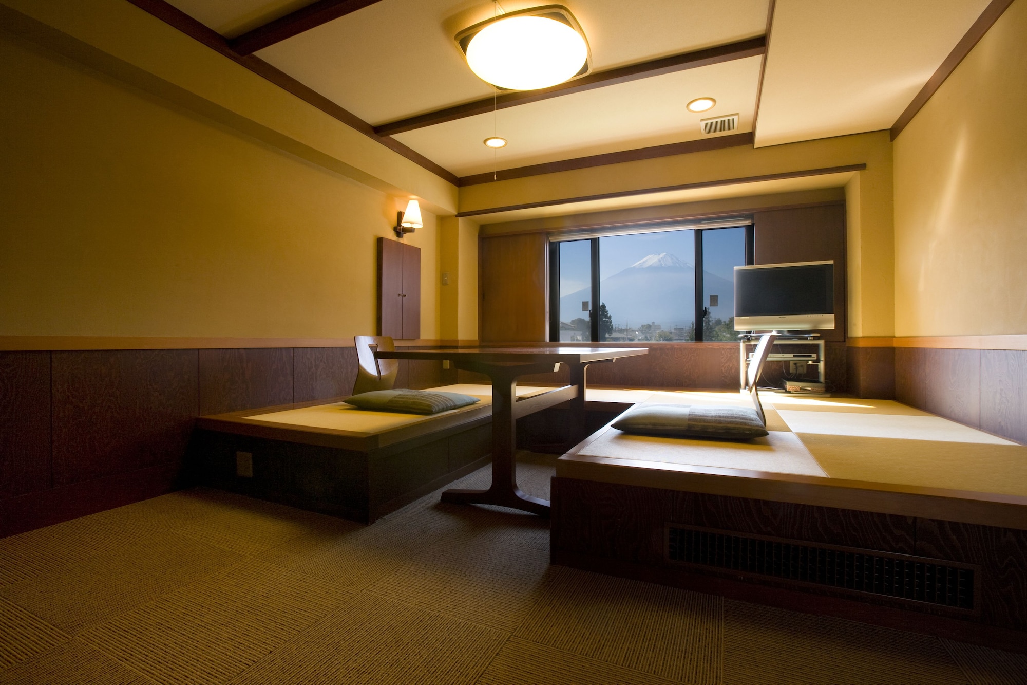 Japanese Western, Twin Beds, 2 Futon Beds, Mountain View, Outdoor Bath, East Wing، Fuji Lake Hotel 6/7
