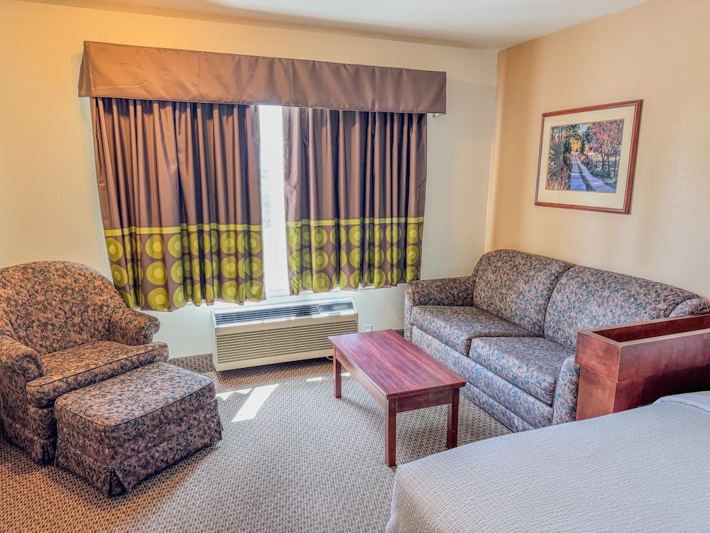 Super 8 By Wyndham High River Ab 48/66