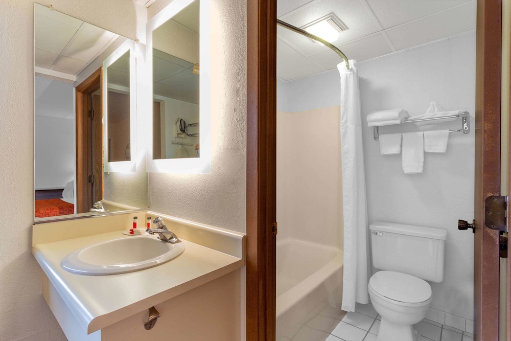 Howard Johnson By Wyndham Waukegan Great Lakes 15/23