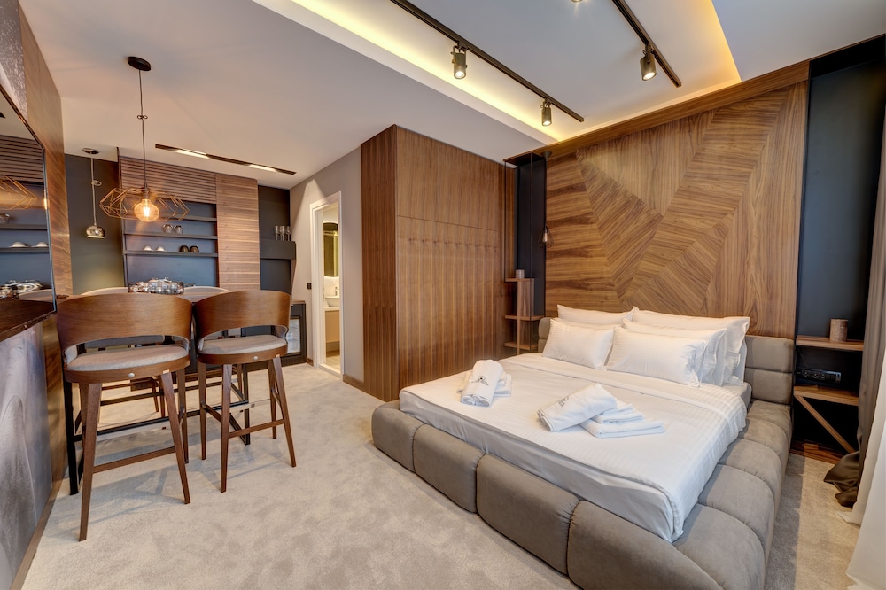 SUPERIOR, QUEEN BED, CITY VIEW