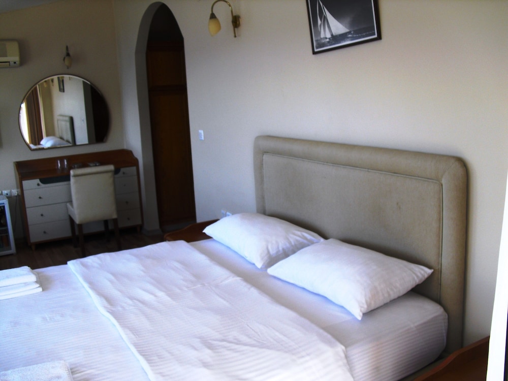 KERMAN HOTEL 26/52