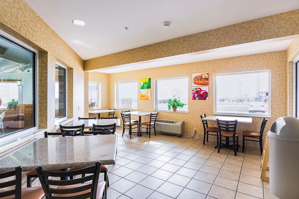 Quality Inn & Suites Belmont - Platteville 41/44
