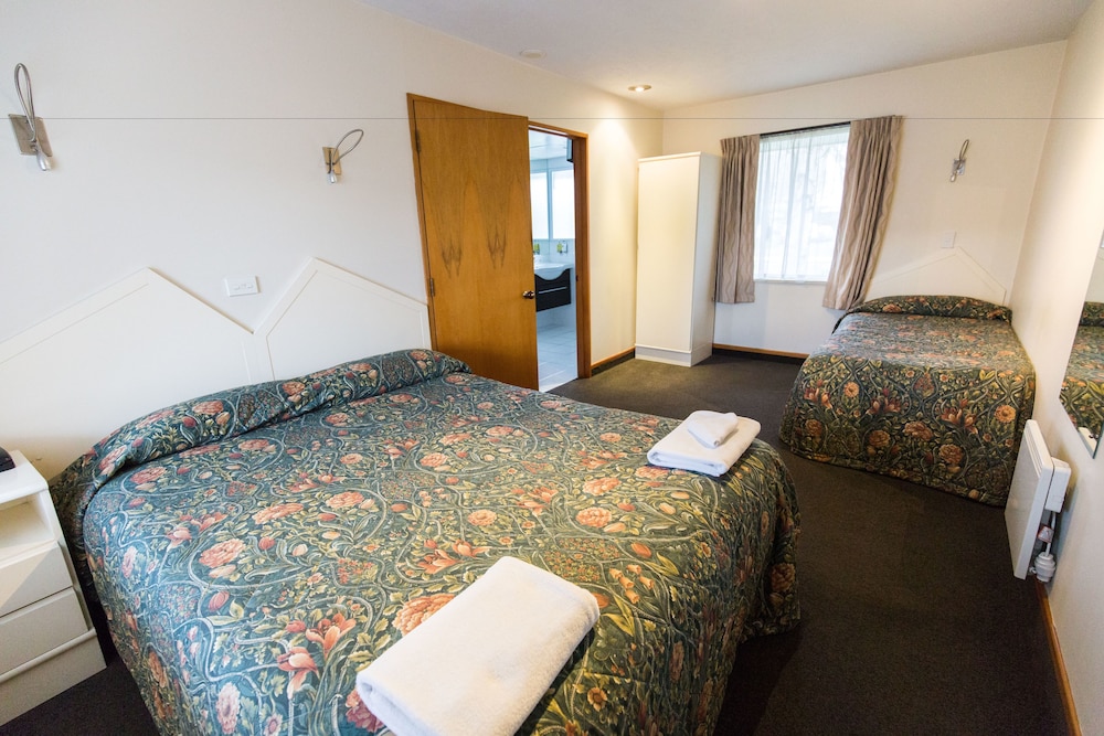 Airport Gateway Motor Lodge 11/58