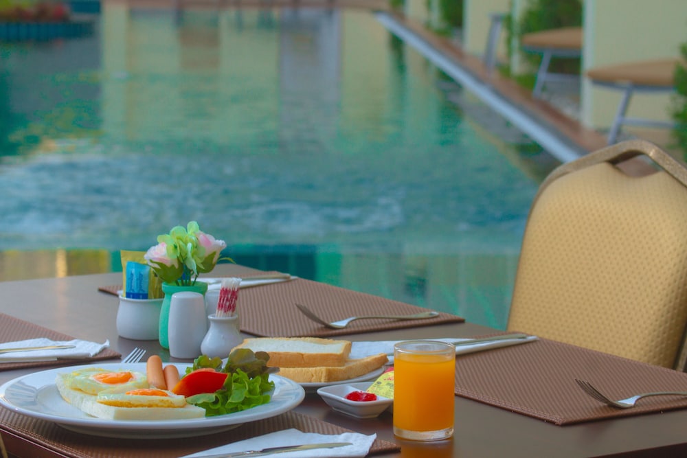 Airport Beach Hotel Phuket 33/41