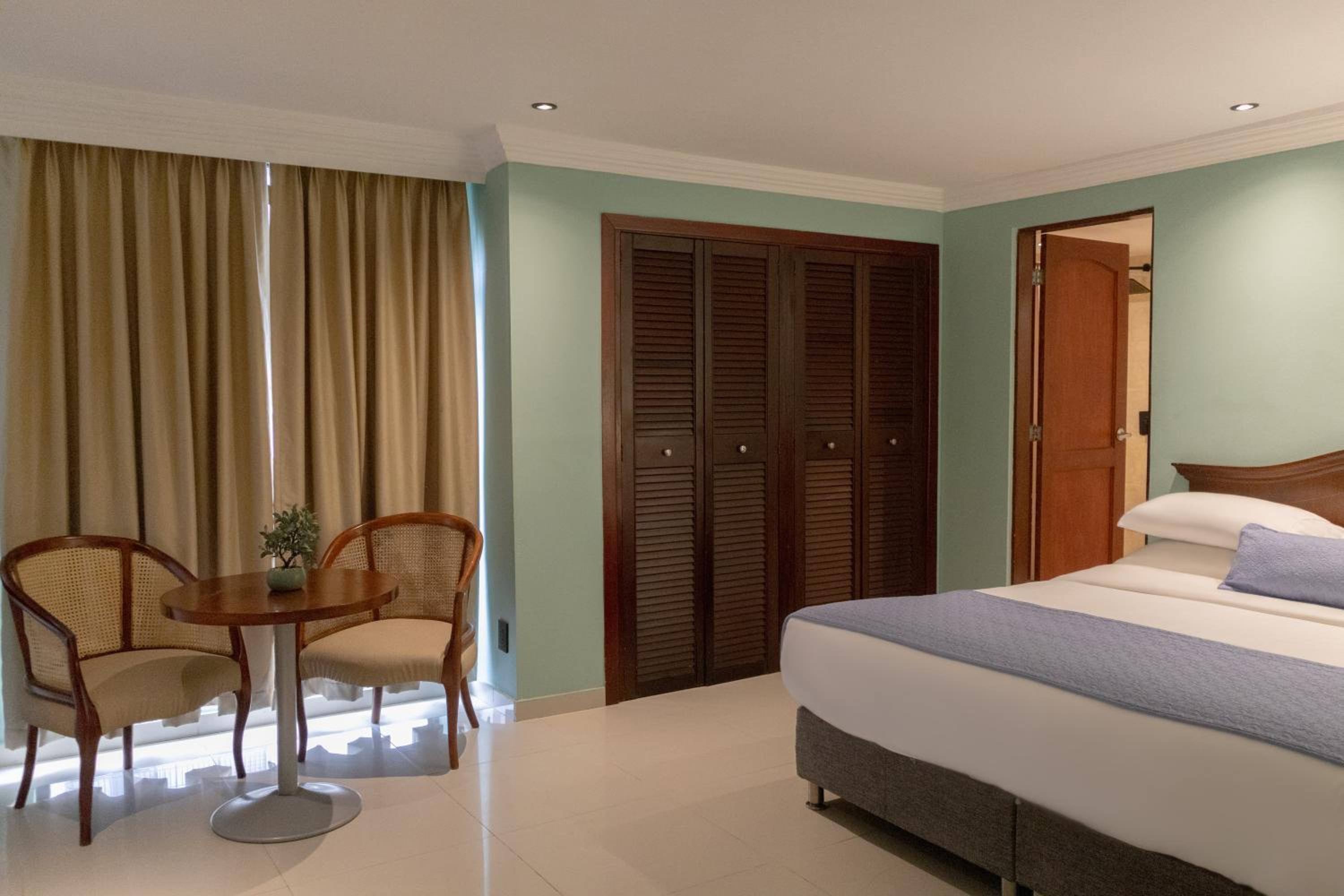 غرفة سوبيريور بسرير كوين، Hotel Faranda Express Puerta Del Sol Barranquilla, A Member of Radisson Individuals 2/4