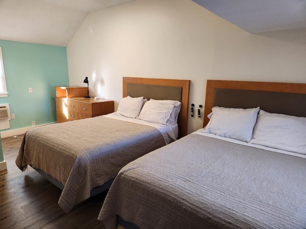 Jonathan Edwards Motel 28/65