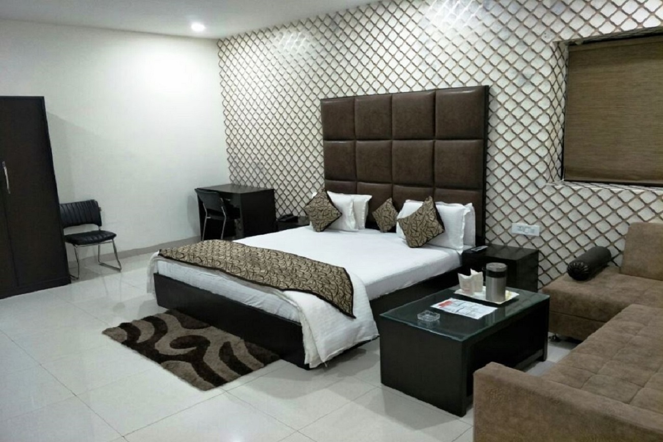 Hotel Mandakini Lush 10/28