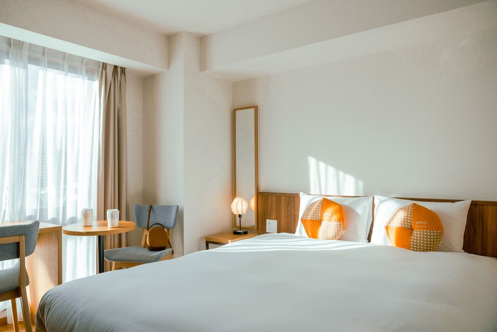 ROOM, QUEEN BED