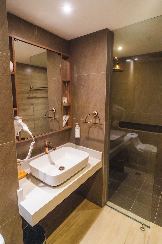 Loft, White, 1 Queen and 2 Double Beds, The Orchard Hotel Baguio 7/7