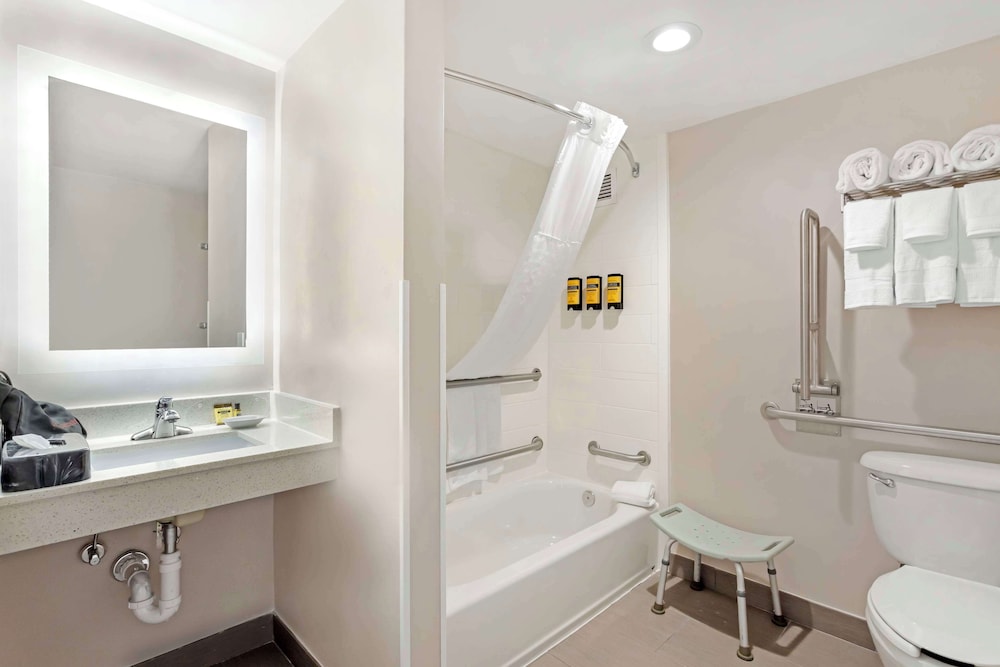 غرفة قياسية بسريرين كوين لذوي الإعاقة، Best Western Plus Fairfield Hotel 4/4