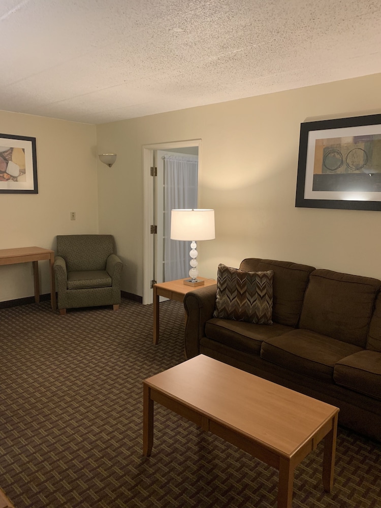 Ramada by Wyndham Marquette 38/59