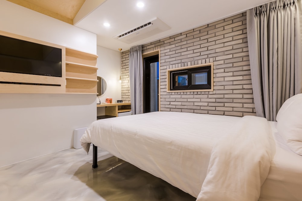 Deluxe, Queen Bed, Baroato 2Nd 2/10