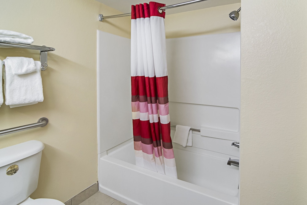 Red Roof Inn & Suites Fayetteville - Fort Bragg 13/27